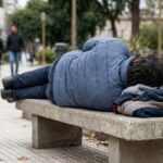 La provincia reglamentó la nueva ley de asistencia a personas en situación de calle con refugios, dni gratis y atención móvil