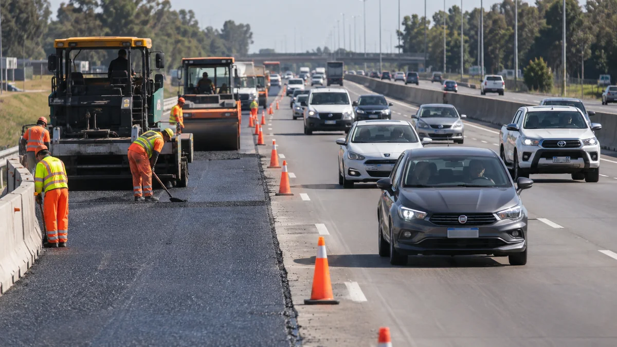 Atención conductores: avanza una obra clave en la autopista buenos aires–la plata y ya evalúan otro cambio 2 Máquinas y operarios trabajando junto al tránsito en una autopista bonaerense