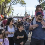 Familias recorriendo puestos gastronómicos en una fiesta del inmigrante