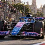 Un alpine de fórmula 1 acelera por el circuito callejero de madrid durante el gran premio de españa
