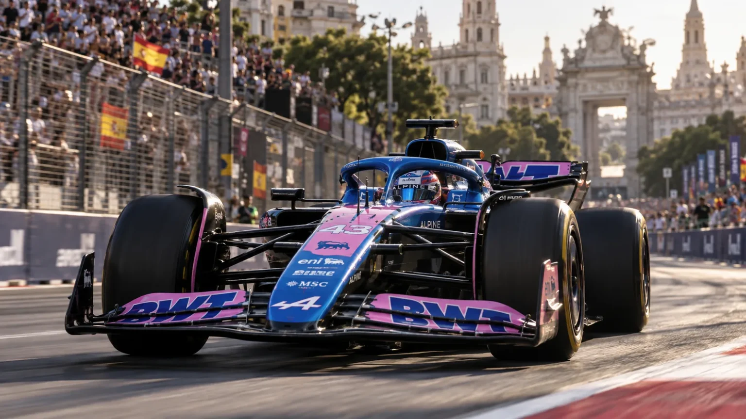 Un alpine de fórmula 1 acelera por el circuito callejero de madrid durante el gran premio de españa