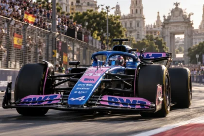 Un alpine de fórmula 1 acelera por el circuito callejero de madrid durante el gran premio de españa