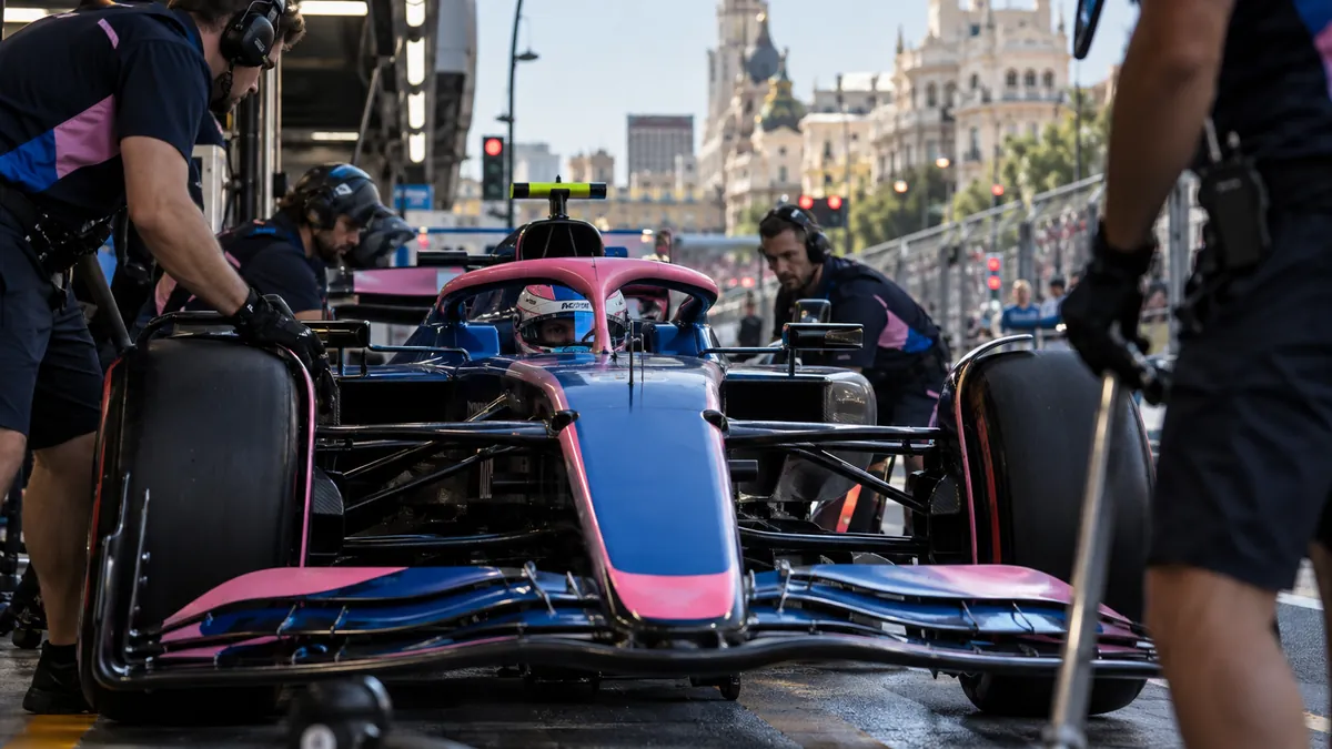 Colapinto en vivo: cómo ver gratis online el gp de españa y a qué hora corre en argentina 2 Auto de fórmula 1 en boxes antes de salir a pista