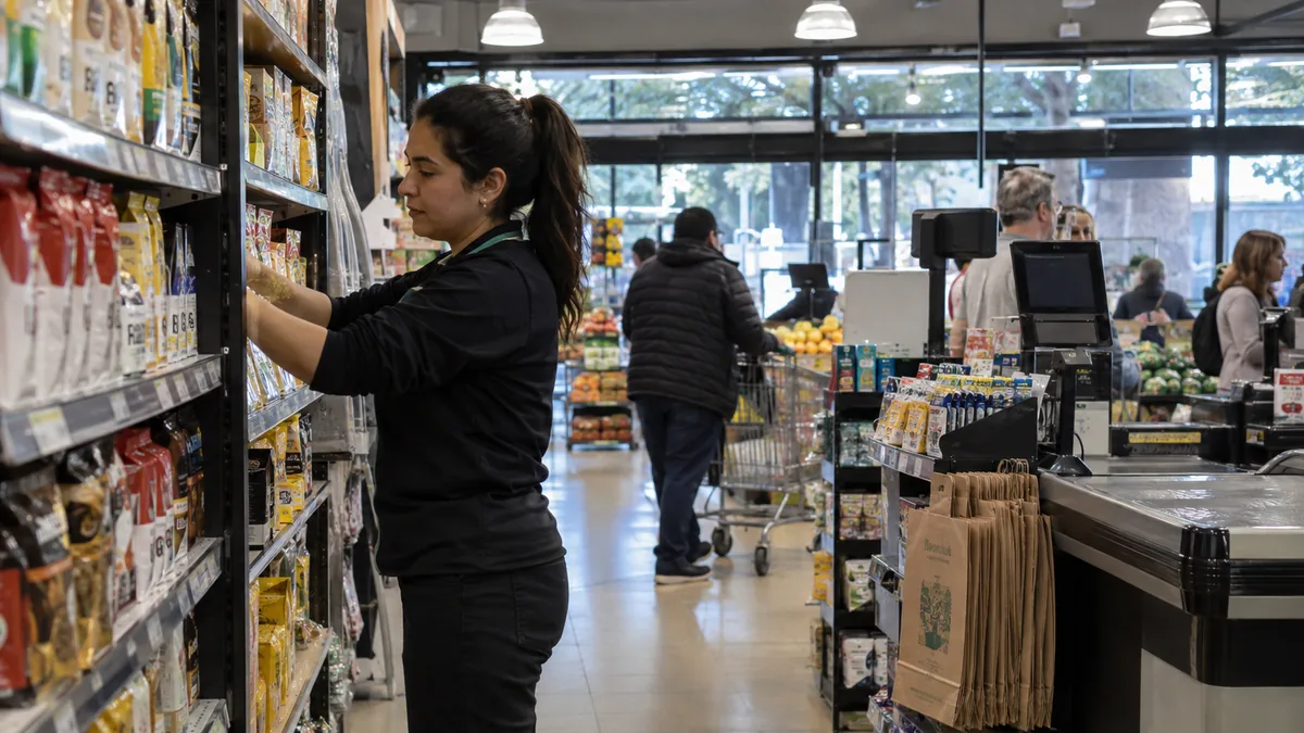 Empleados de comercio: cómo se calculan presentismo y antigüedad tras la última paritaria 2 Trabajadora acomodando productos en un supermercado