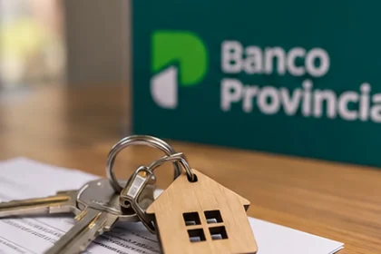 Llaves de una vivienda junto a una referencia de banco provincia