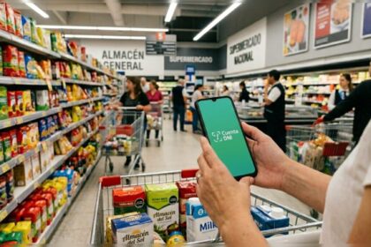 Persona utilizando cuenta dni para pagar una compra