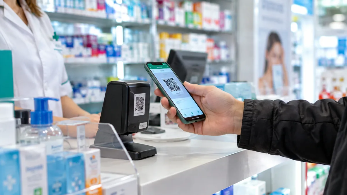 Cliente pagando con el celular mediante qr en una farmacia
