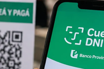 Celular con cuenta dni junto a un código qr de pago