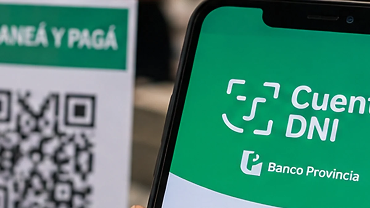 Celular con cuenta dni junto a un código qr de pago