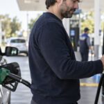 Cargar nafta este domingo puede tener reintegro: qué tarjetas permiten ahorrar más