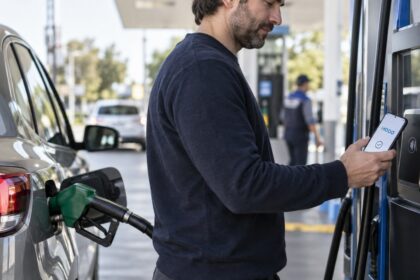 Cargar nafta este domingo puede tener reintegro: qué tarjetas permiten ahorrar más