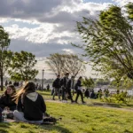 El domingo llega con tormentas y el lunes cambia otra vez: qué pasará con el día de la primavera