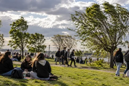 El domingo llega con tormentas y el lunes cambia otra vez: qué pasará con el día de la primavera