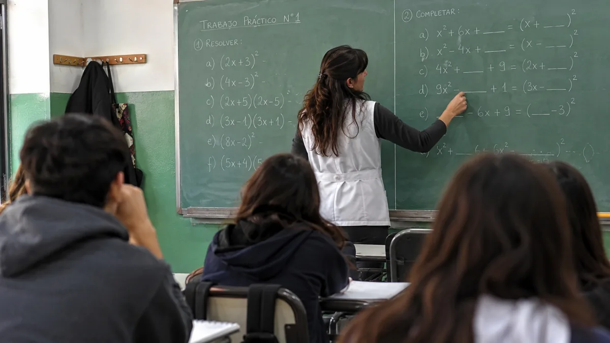 Paritaria docente bonaerense: cuánto se estira el sueldo entre jornada simple, quinta hora y jornada completa 2 Docente dando clase frente a un pizarrón en una escuela
