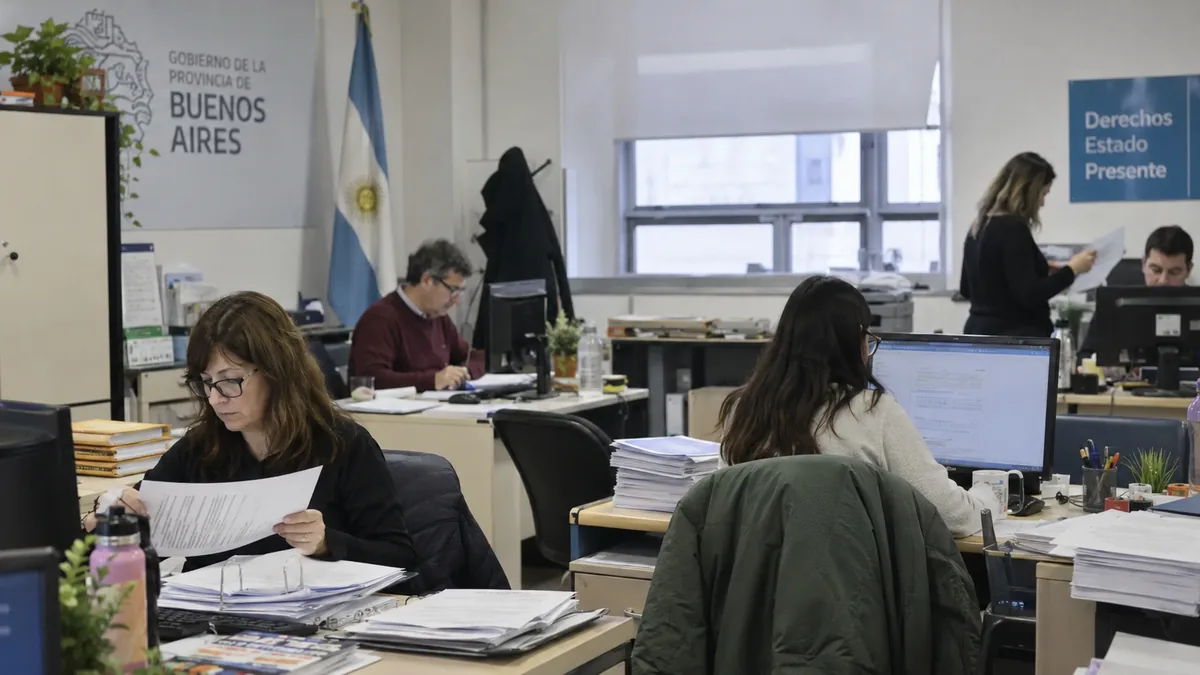 Trabajadores en una oficina pública de la provincia de buenos aires