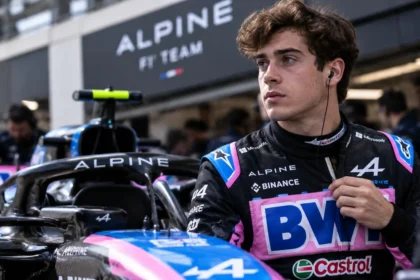 Franco colapinto junto al monoplaza de alpine en boxes