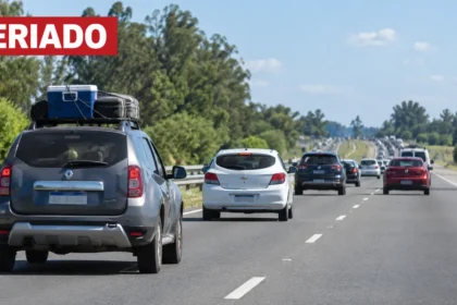 Autos viajando por una ruta bonaerense durante un feriado
