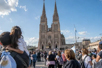 Feriado en la provincia de buenos aires por la visita del papa: qué pasará en noviembre