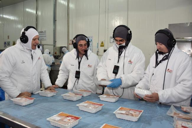 Trabajadores dentro de una planta industrial argentina