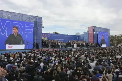 Kicillof lanzó en avellaneda su armado nacional y abrió un nuevo debate en el pj