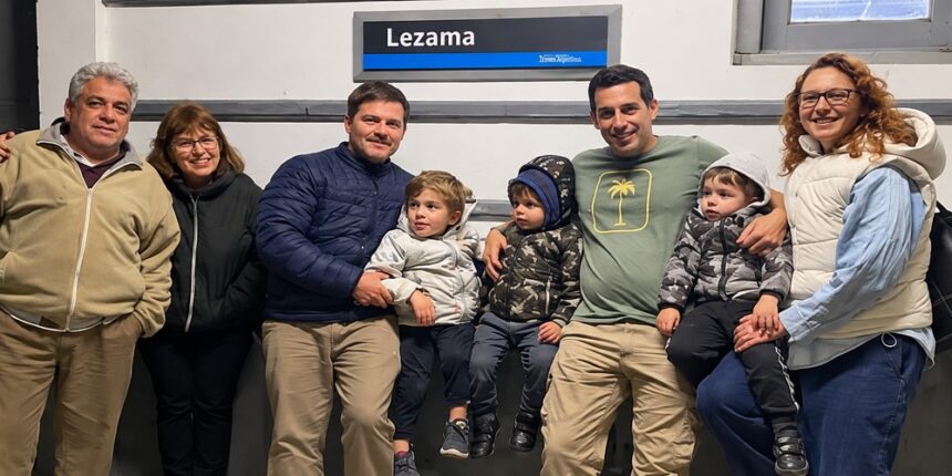 El amor por los trenes pudo más que la distancia: recorrieron 220 kilómetros para ver pasar la histórica vaporera por lezama