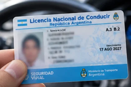 Licencia nacional de conducir en primer plano dentro de un vehículo