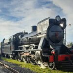 Una locomotora a vapor se prepara para llegar a mar del plata por los 140 años del tren