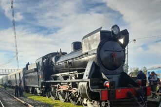 Una locomotora a vapor se prepara para llegar a mar del plata por los 140 años del tren