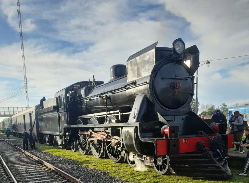 Una locomotora a vapor se prepara para llegar a mar del plata por los 140 años del tren