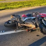 Tragedia en la ruta 2: un motociclista murió tras chocar contra un camión
