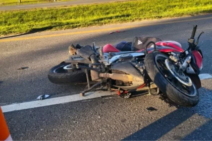 Tragedia en la ruta 2: un motociclista murió tras chocar contra un camión