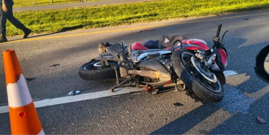 Tragedia en la ruta 2: un motociclista murió tras chocar contra un camión