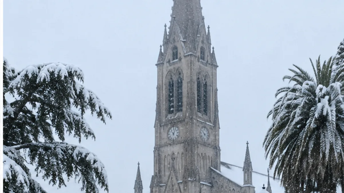 Nieve en la provincia: las zonas que podrían dar la sorpresa si el frío y la humedad coinciden 2 Paisaje urbano nevado durante una jornada invernal
