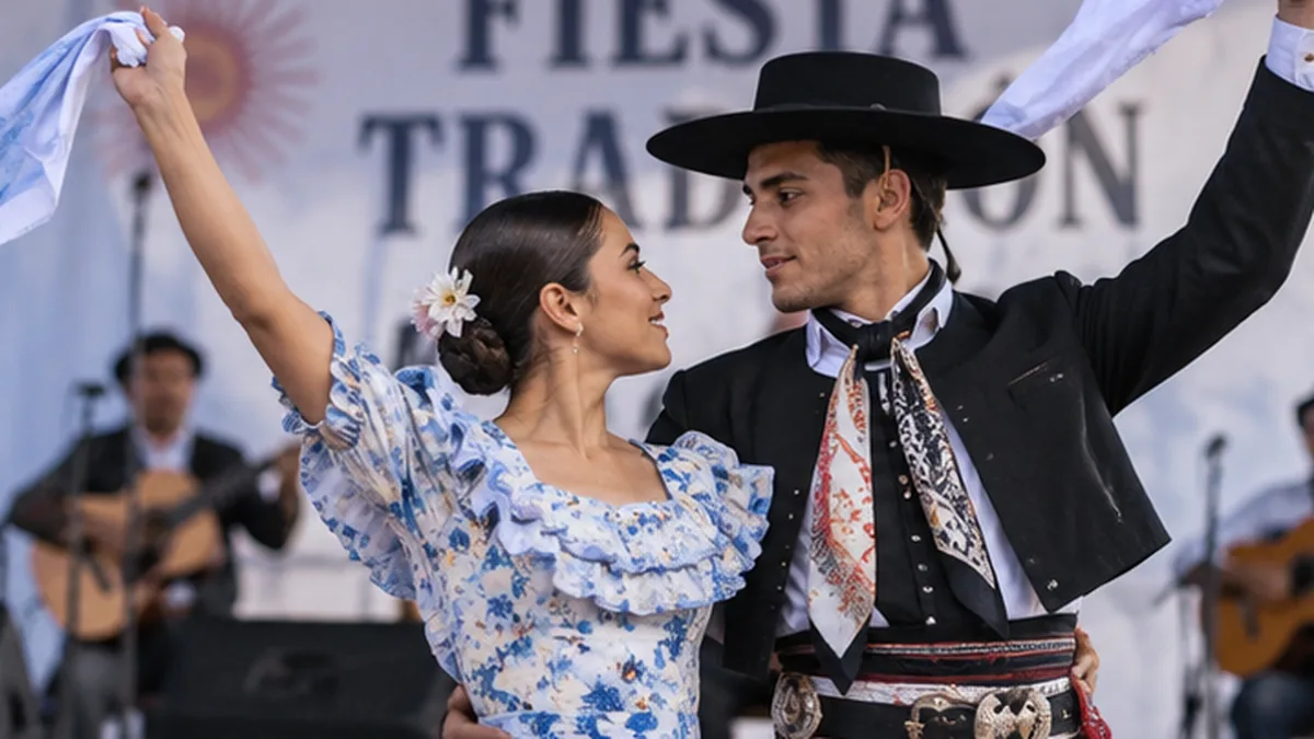 Pareja bailando folklore durante una celebración popular bonaerense