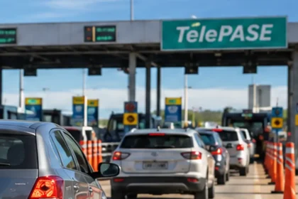 Vehículos atravesando una estación de telepase en la provincia de buenos aires