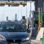 Autos pasando por una estación de peaje en la autopista buenos aires-la plata