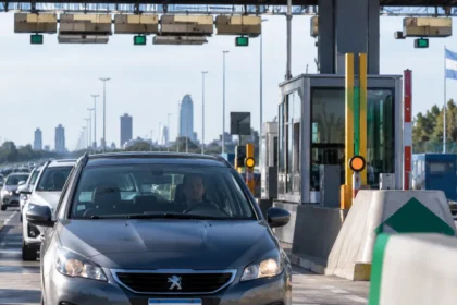 Autos pasando por una estación de peaje en la autopista buenos aires-la plata