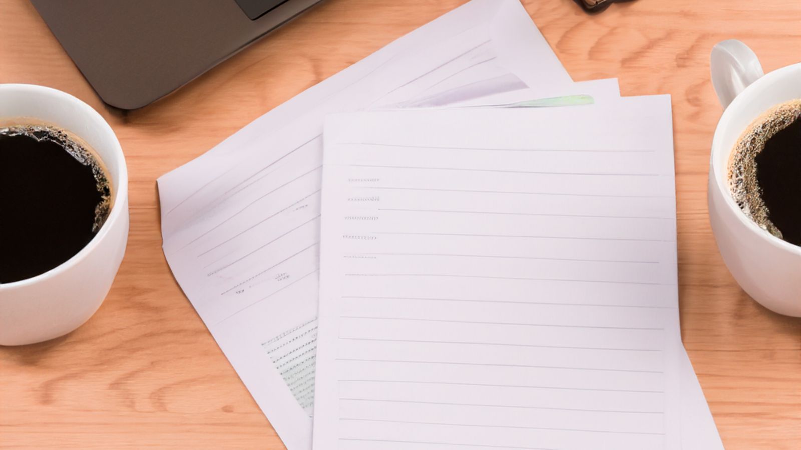 Documentos y computadora sobre una mesa