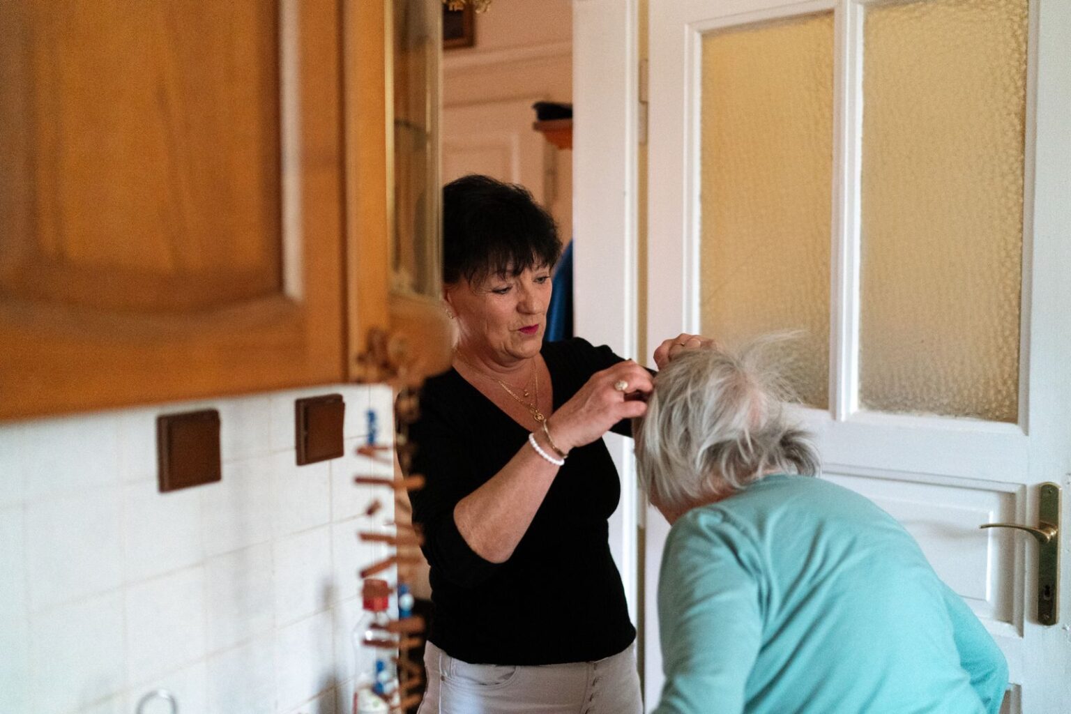 Cuidadora acompañando a una persona mayor en su hogar