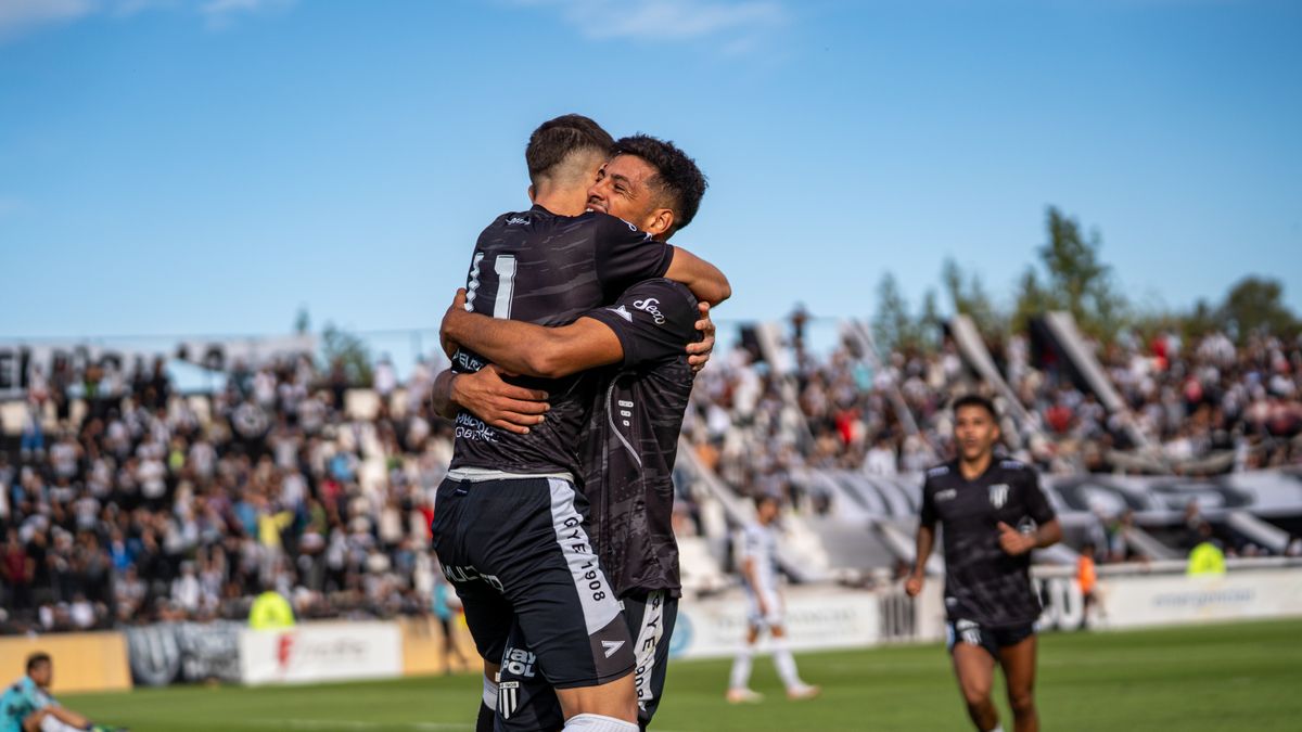 Franco mastantuono hizo un hat-trick en italia: los tres goles que lo pusieron en tendencia 2 Dos futbolistas se abrazan después de un gol