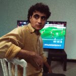Hincha mirando un partido de fútbol en vivo por televisión