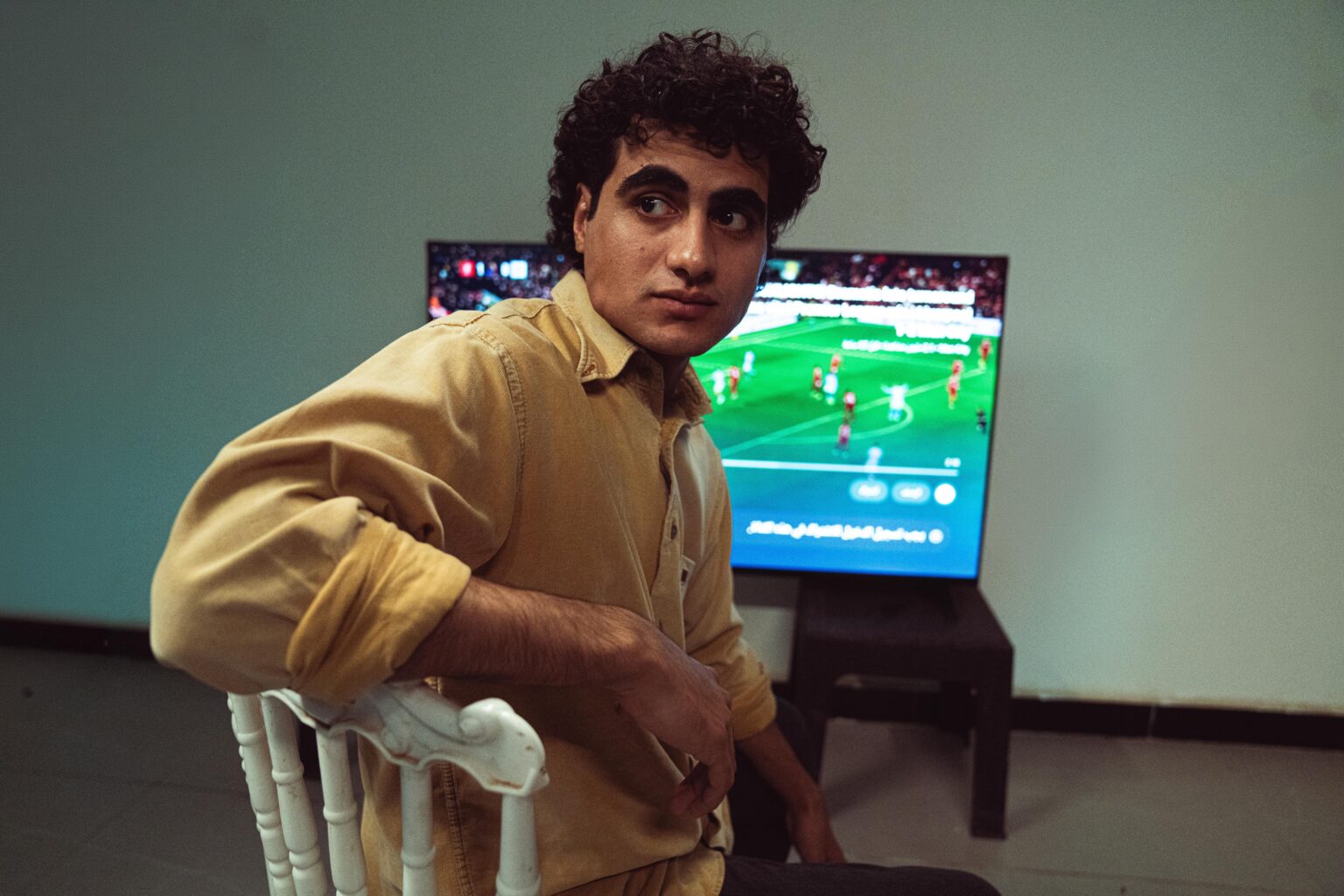 Hincha mirando un partido de fútbol en vivo por televisión
