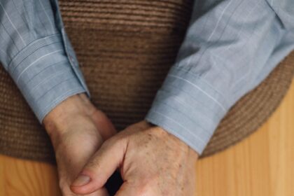Persona adulta mayor consultando documentación relacionada con prestaciones