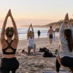 Grupo realizando yoga en una playa de la costa atlántica bonaerense