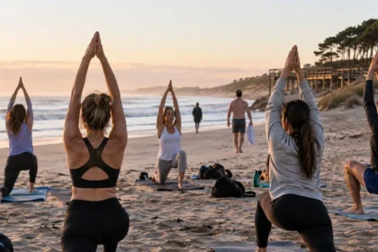 Grupo realizando yoga en una playa de la costa atlántica bonaerense