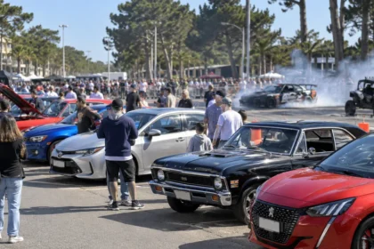 Exposición de autos deportivos y clásicos con público en una ciudad de la costa atlántica