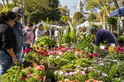 Visitantes recorriendo una feria de flores y plantas en la provincia de buenos aires