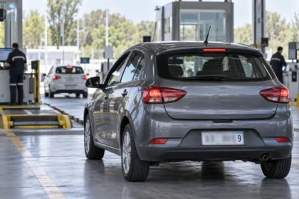 Auto con patente terminada en 9 dentro de una planta de vtv