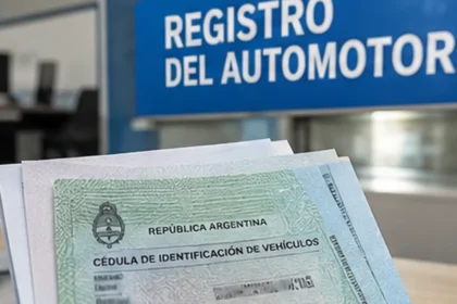 Documentación de un vehículo frente a una oficina del registro automotor