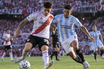 Un futbolista de river disputa la pelota con un jugador de atlético tucumán en un partido de la liga profesional
